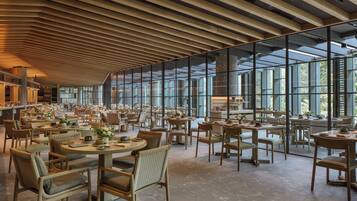 Daily buffet breakfast (SGD 62 per person)