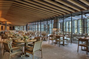 Daily buffet breakfast (SGD 62 per person)