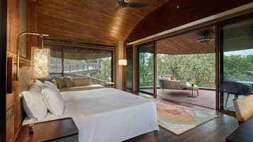 Minibar, brankas, kedap suara, dan setrika/meja setrika
