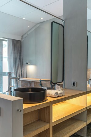 A modern bathroom with a large mirror, a round sink, and a wooden vanity. - Villa Wonderland (Canggu)