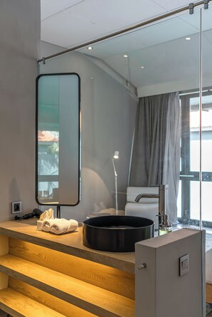 Luxury Villa, Patio, Pool View | Bathroom | Shower, free toiletries, hair dryer, towels - Villa Wonderland (Canggu)