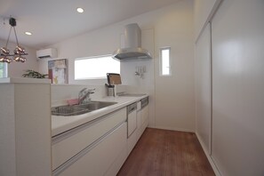 Vila Keluarga, Bebas Asap Rokok, patio | Dapur pribadi | Lemari es, microwave, kompor, dan peralatan masak/sendok-piring