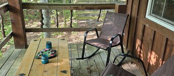 The Honey Hut next to Big South Fork NRRA with AC, wifi, and horse stalls. 