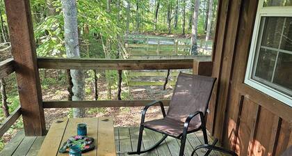 The Honey Hut next to Big South Fork NRRA with AC, wifi, and horse stalls.
