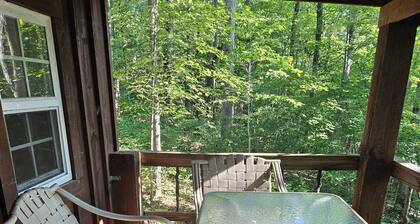The Honey Hut next to Big South Fork NRRA with AC, wifi, and horse stalls.