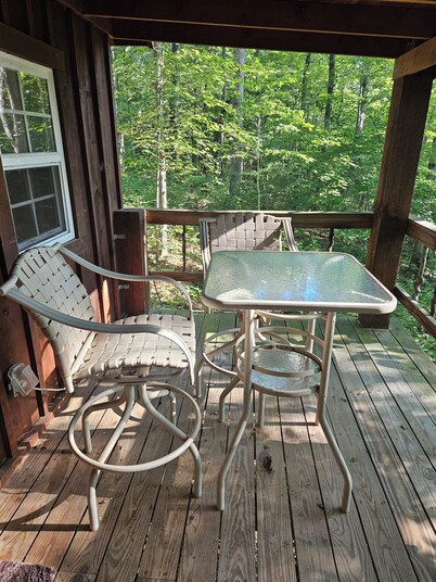The Honey Hut next to Big South Fork NRRA with AC, wifi, and horse stalls.