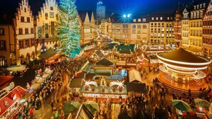 A bustling Christmas market with traditional architecture and a large illuminated Christmas tree. - Oberhausen Cozy Nest (Oberhausen)