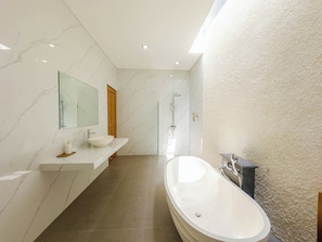 Villa, 2 Schlafzimmer, Poolblick | Badezimmer | Badewanne und Dusche (separat), kostenlose Toilettenartikel, Handtücher