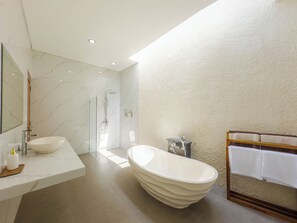 Villa, 2 chambres, vue piscine | Salle de bain | Baignoire et douche séparées, articles de toilette gratuits