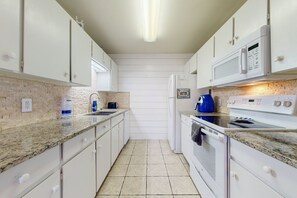 Fridge, microwave, oven, stovetop - Beach Access Across the Street, Shared Heated Pool (Corpus Christi)