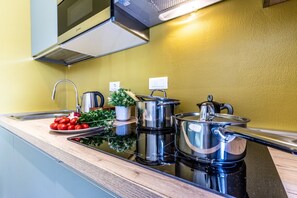 Frigorífico, horno, placa de cocina y cafetera o tetera