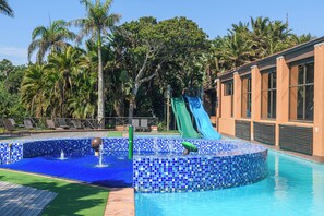 2 piscines extérieures, parasols de plage, chaises longues