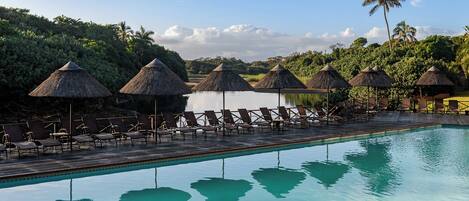 2 Außenpools, Sonnenschirme, Liegestühle