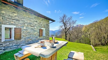 Family Chalet, Multiple Bedrooms, Mountainside (Rustico Ca del Pol) | Tempat makan luar