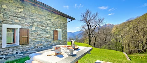 Chalet familial, plusieurs chambres, cÎté montagne (Rustico Ca del Pol) | Restauration en plein air