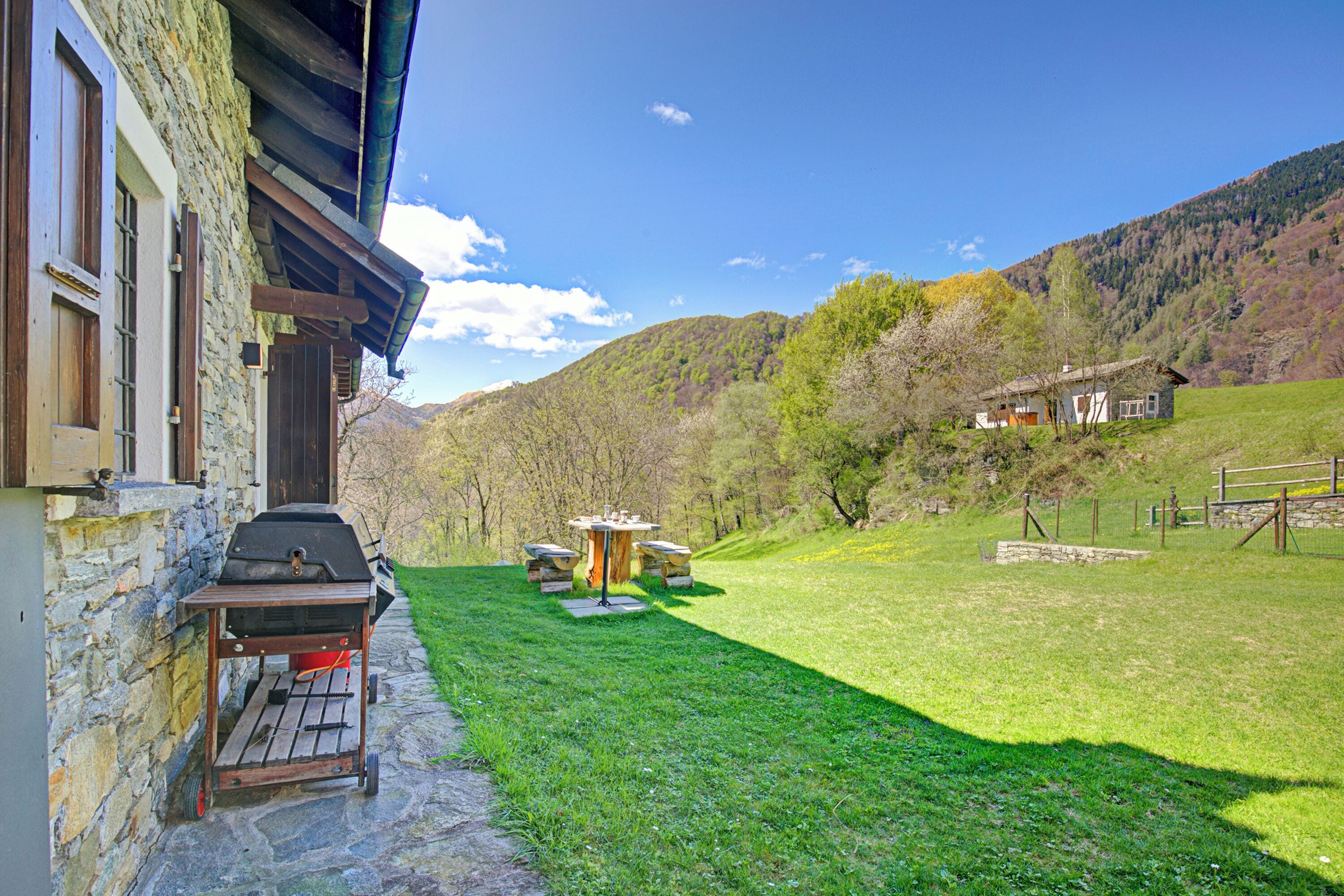 Chalet Familial, plusieurs chambres, côté montagne (Rustico Ca del Pol) | Restauration extérieure