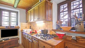 Fridge, stovetop, coffee/tea maker, cookware/dishes/utensils