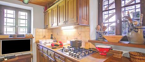 Fridge, stovetop, coffee/tea maker, cookware/dishes/utensils