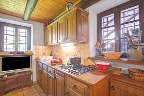 Fridge, stovetop, coffee/tea maker, cookware/dishes/utensils - Rustico Ca del Pol (Cugnasco-Gerra)