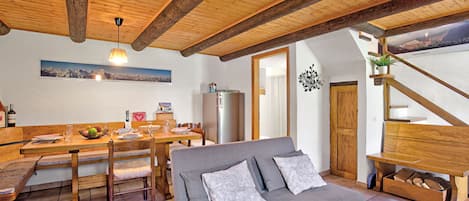 Chalet familiar, varias habitaciones, junto a la montaña (Rustico Ca del Pol) | Área de sala de estar | Televisión de pantalla plana y chimenea