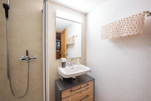 Family Chalet, Multiple Bedrooms, Mountainside (Rustico Ca del Pol) | Bathroom | Shower, towels, soap, shampoo