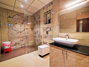 Shower, free toiletries, towels, soap - Hotel heritage inn Balasore (Balasore)