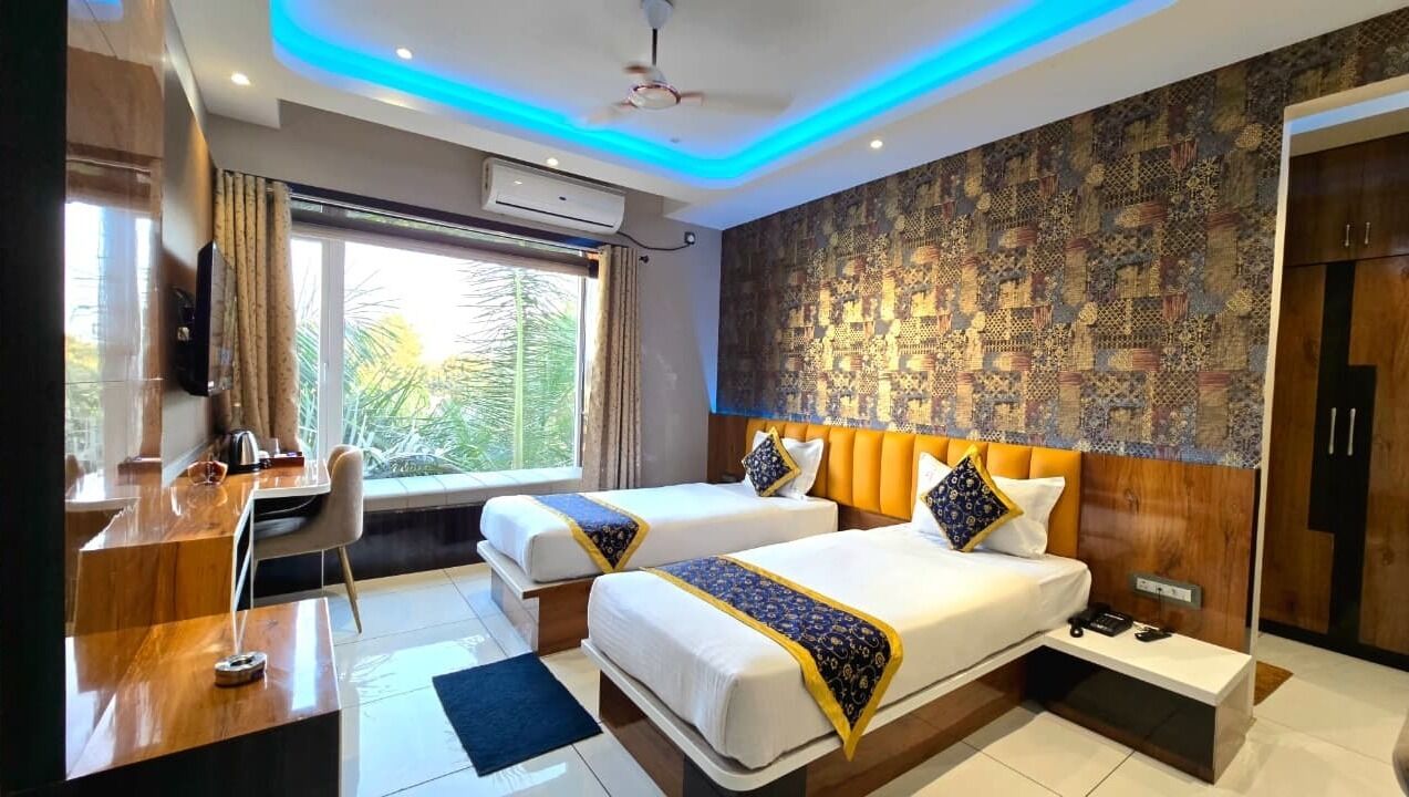 Classic-Zweibettzimmer | Daunenbettdecken, Schreibtisch, laptopgeeigneter Arbeitsplatz