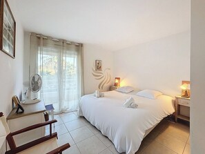 1 habitación, tabla de planchar con plancha, cuna de viaje y wifi