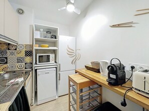 Kühlschrank, Mikrowelle, Ofen, Geschirrspüler