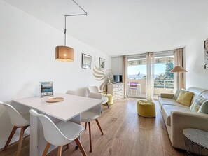 Unclassified image, 4 of 35, button