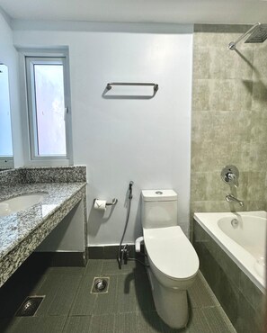 Een haardroger, pantoffels, handdoeken, zeep