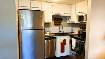 Réfrigérateur, micro-ondes, four, plaque de cuisson