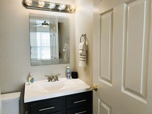 Secador de pelo, toallas