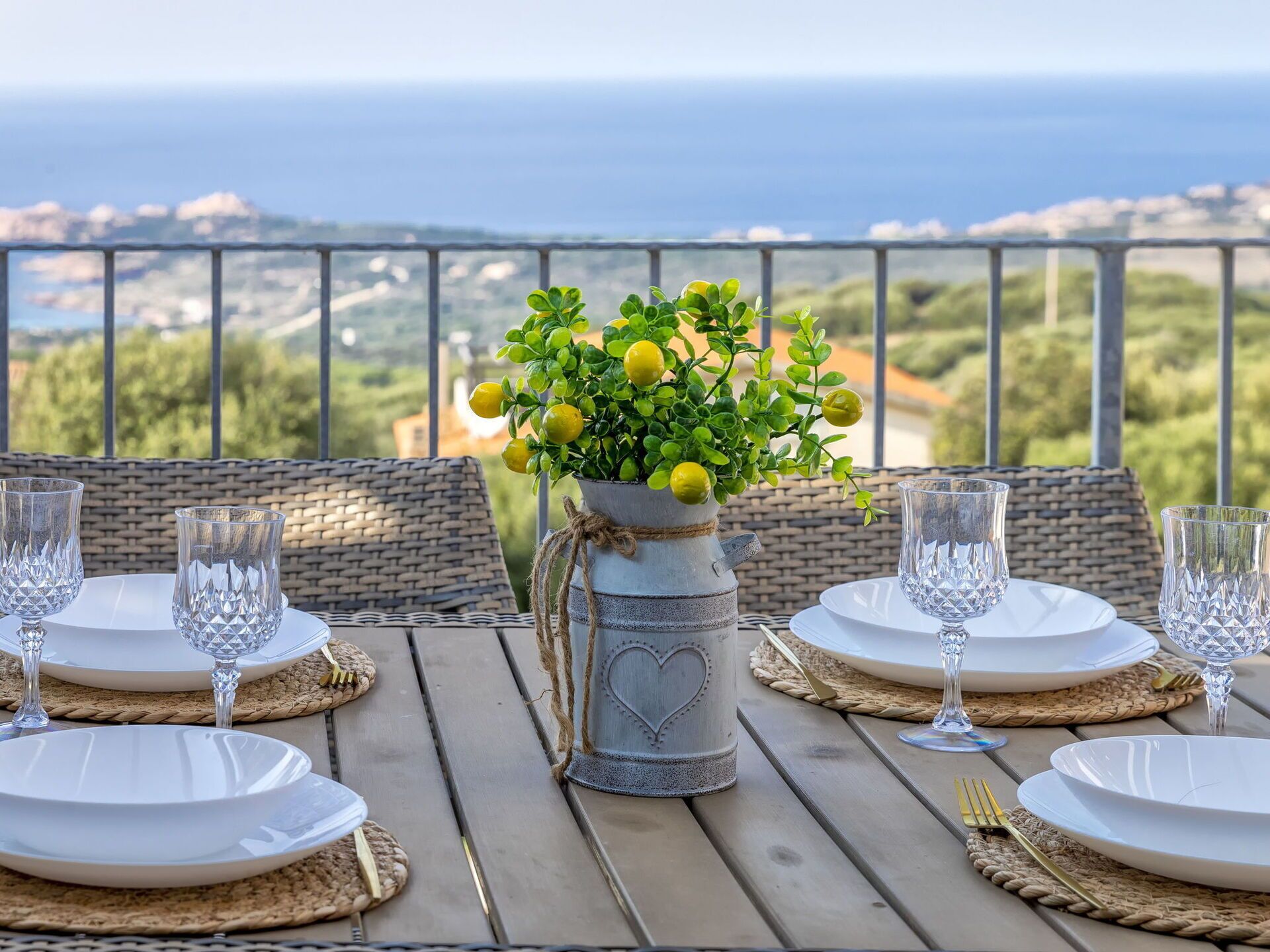 Una mesa para dos con vista al mar.