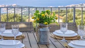 Una mesa para dos con vista al mar.