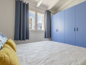 1 bedroom, travel crib