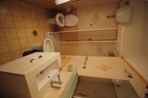 Dusche, Haartrockner, Bidet, Handtücher