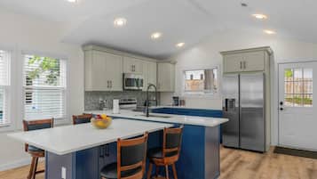 Signature House, 4 Bedrooms, City View | In-room dining