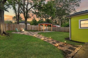 Garden - Stylish 4BR Haven Backyard and Fire Pit (Charlotte)