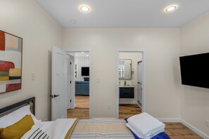 4 bedrooms, individually decorated, individually furnished, desk - Stylish 4BR Haven Backyard and Fire Pit (Charlotte)