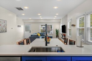 Signature huis, 4 slaapkamers, uitzicht op de stad | Privékeuken | Een koelkast, een microgolfoven, een kookplaat, een vaatwasser