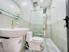 舒適複式房屋, 陽台, 花園景觀 | 浴室 | 免費盥洗用品、吹風機�、拖鞋、毛巾