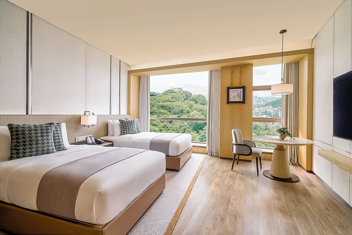 Habitación con 2 camas individuales, vistas a la montaña | Caja fuerte, cortinas opacas, wifi gratis