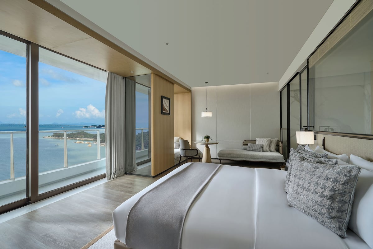 In-room safe, blackout drapes, free WiFi