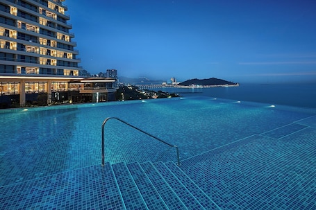 Outdoor pool. Grand Ocean View Hotel Zhuhai