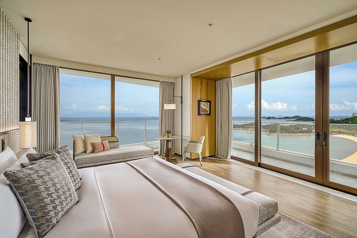 Suite, balcón, vistas al mar | Caja fuerte, cortinas opacas, wifi gratis