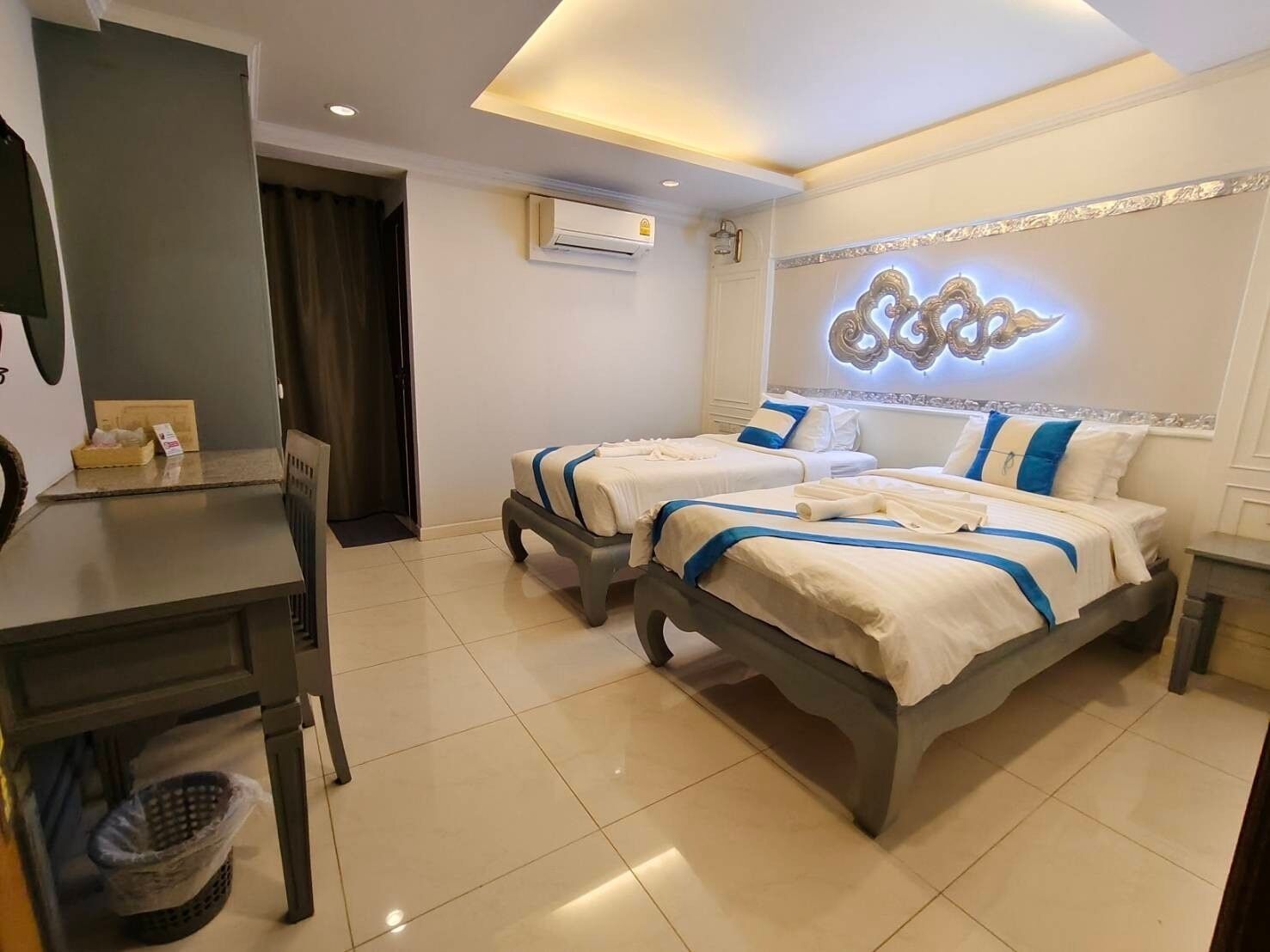 高级双床房, 无烟房 | 客房内保险箱、办公桌、遮光窗帘、免费 WiFi