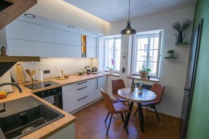 Mikrobølgeovn, ovn, kokeplater og oppvaskmaskin