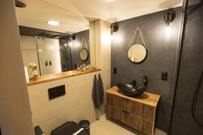 淋浴设施、吹风机、毛巾、肥皂