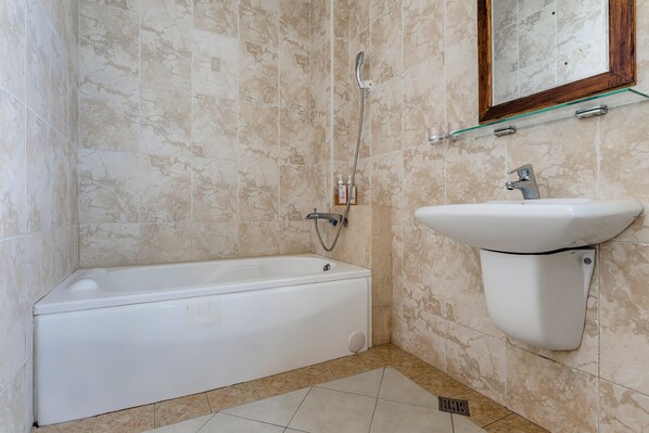 A bathroom with a bathtub, a sink, and a mirror. - The house of Her man yessir (Hengchun)